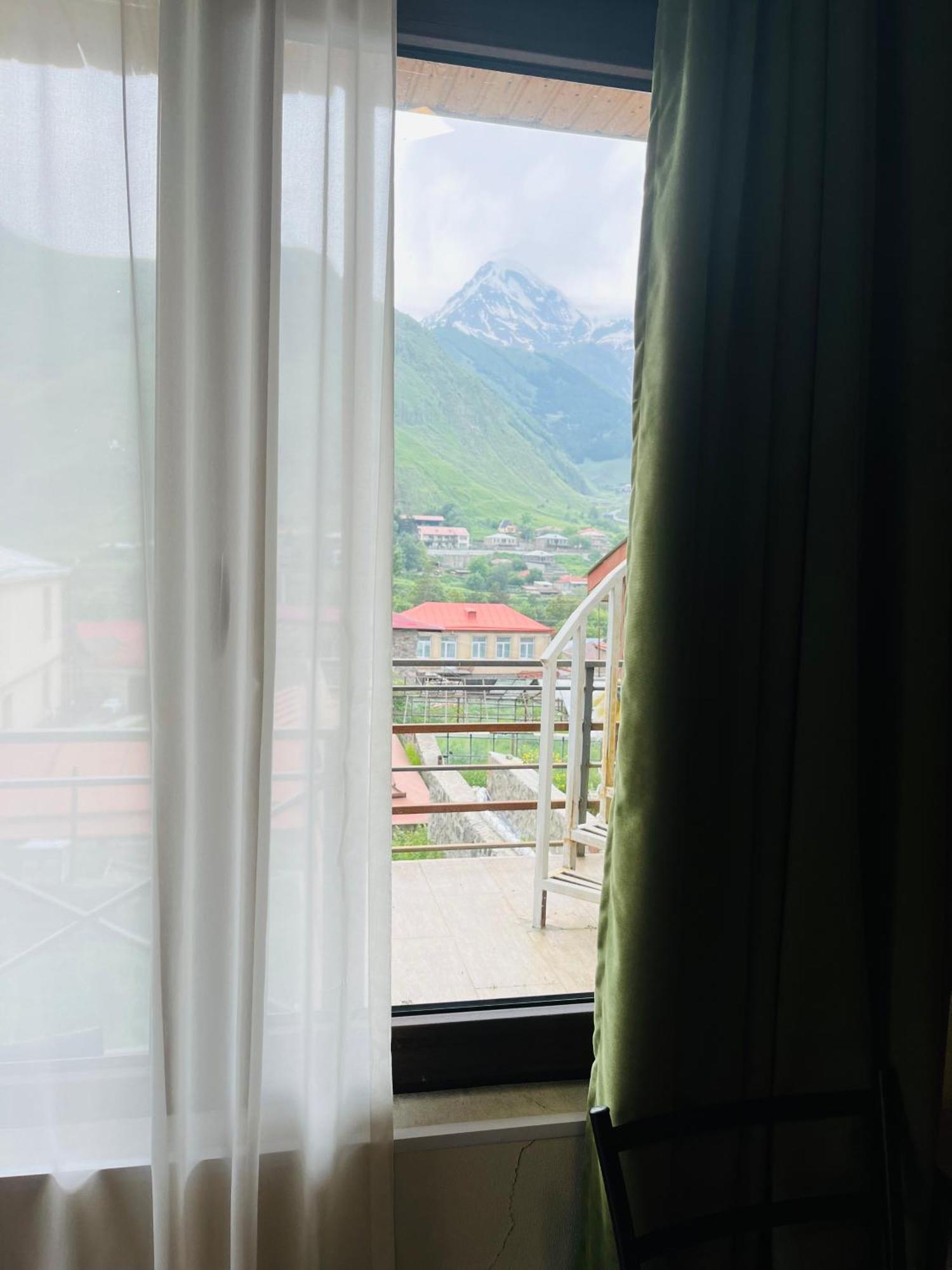 Soso Burduli'S Guesthouse Казбеги Екстериор снимка