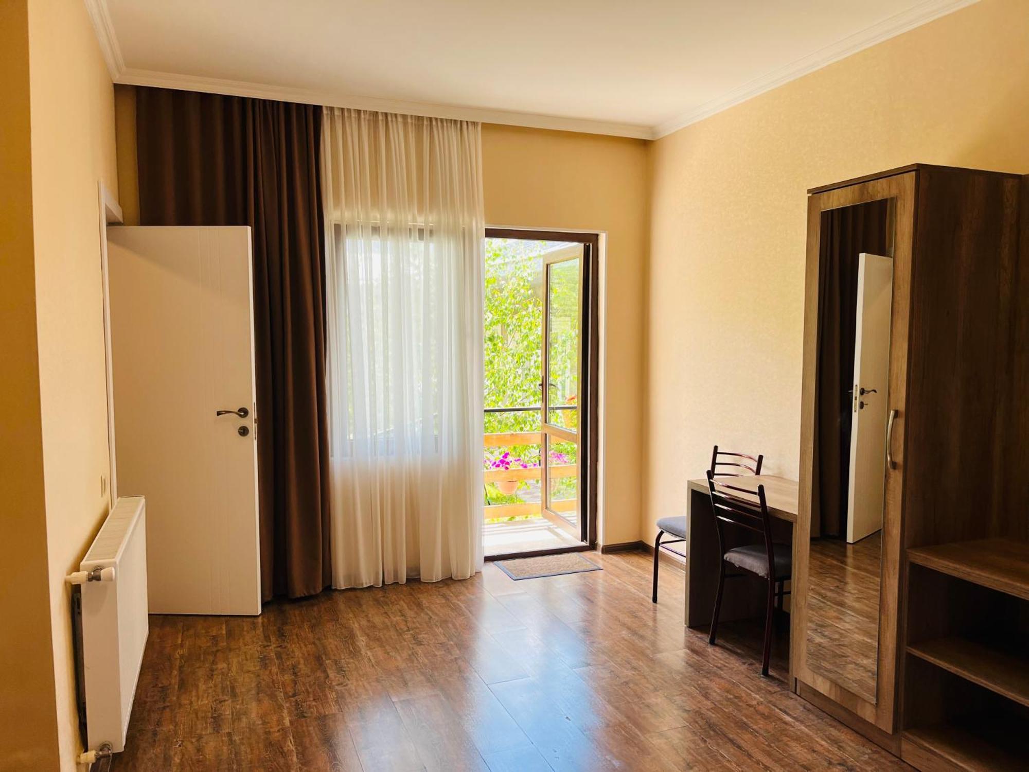 Soso Burduli'S Guesthouse Казбеги Екстериор снимка
