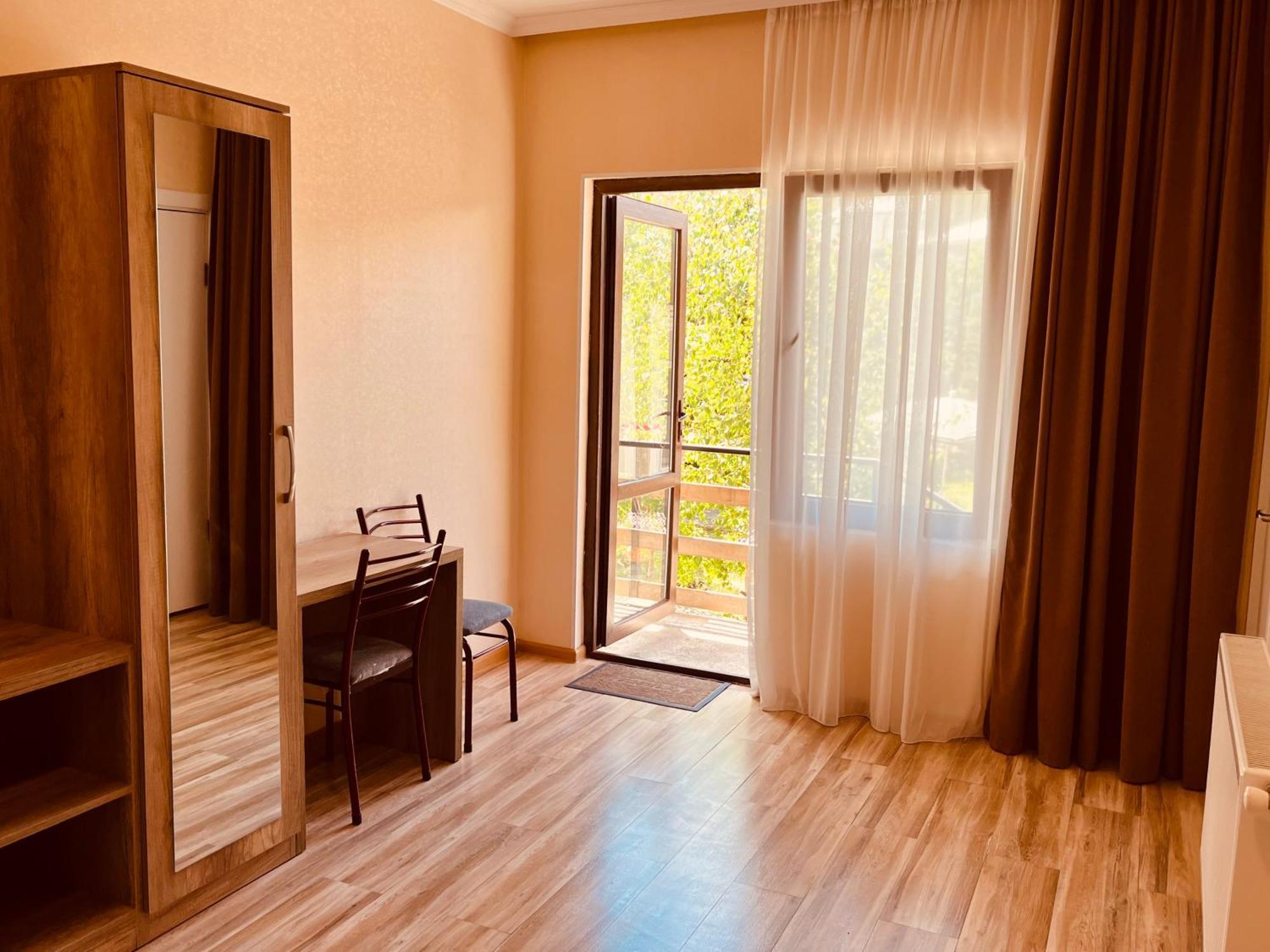Soso Burduli'S Guesthouse Казбеги Екстериор снимка
