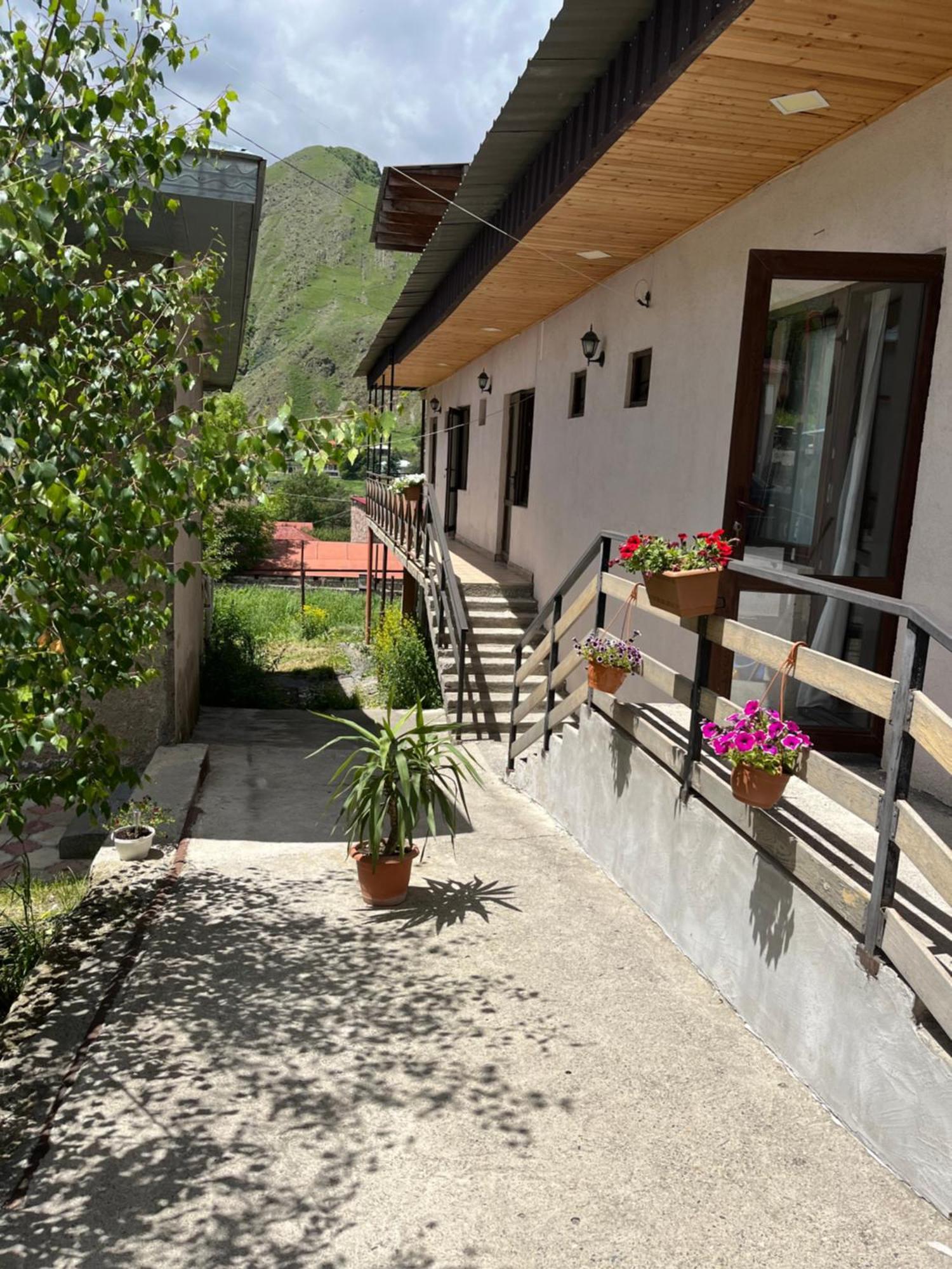 Soso Burduli'S Guesthouse Казбеги Екстериор снимка