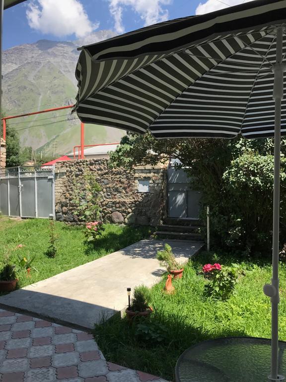 Soso Burduli'S Guesthouse Казбеги Екстериор снимка
